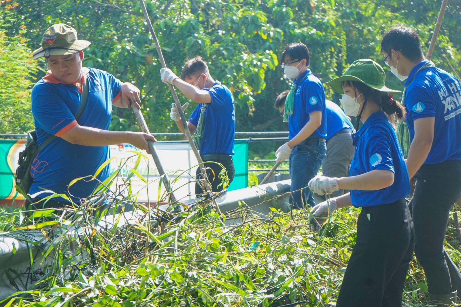 Du học sinh Malaysia cùng đoàn viên thanh niên TPHCM trồng cây, nạo vét kênh rạch