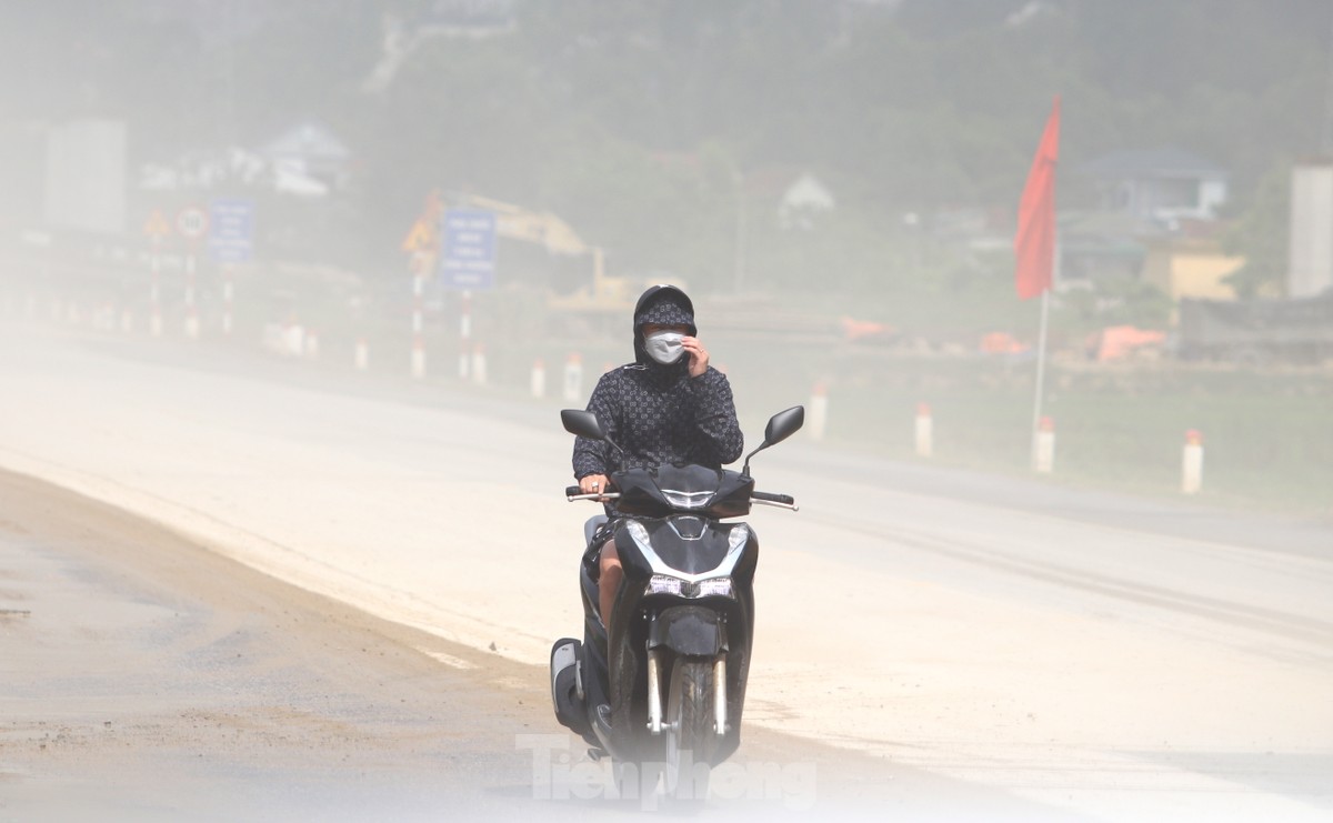 Đất đá từ xe tải rơi vãi khiến quốc lộ mưa nhầy nhụa, nắng bụi mù trời