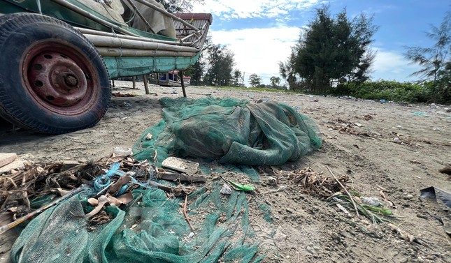 Ngổn ngang ‘nghĩa địa’ bè mảng ở bờ biển Nghệ An