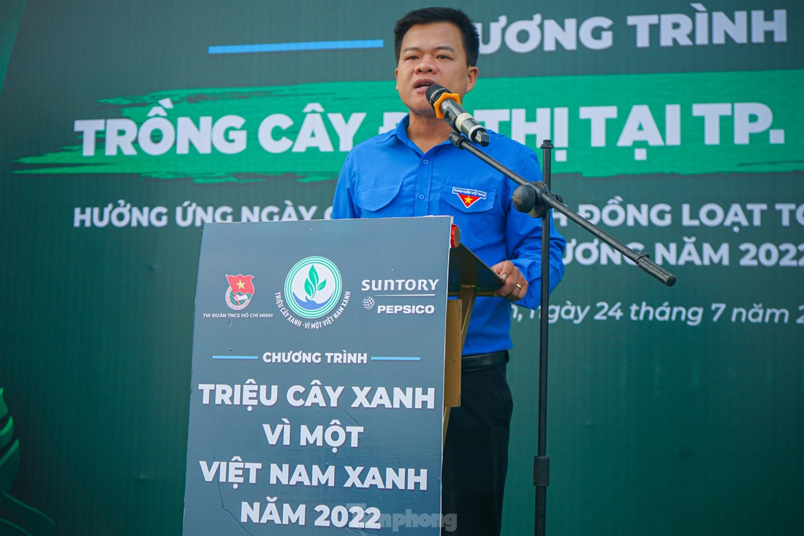 Du học sinh Malaysia cùng đoàn viên thanh niên TPHCM trồng cây, nạo vét kênh rạch