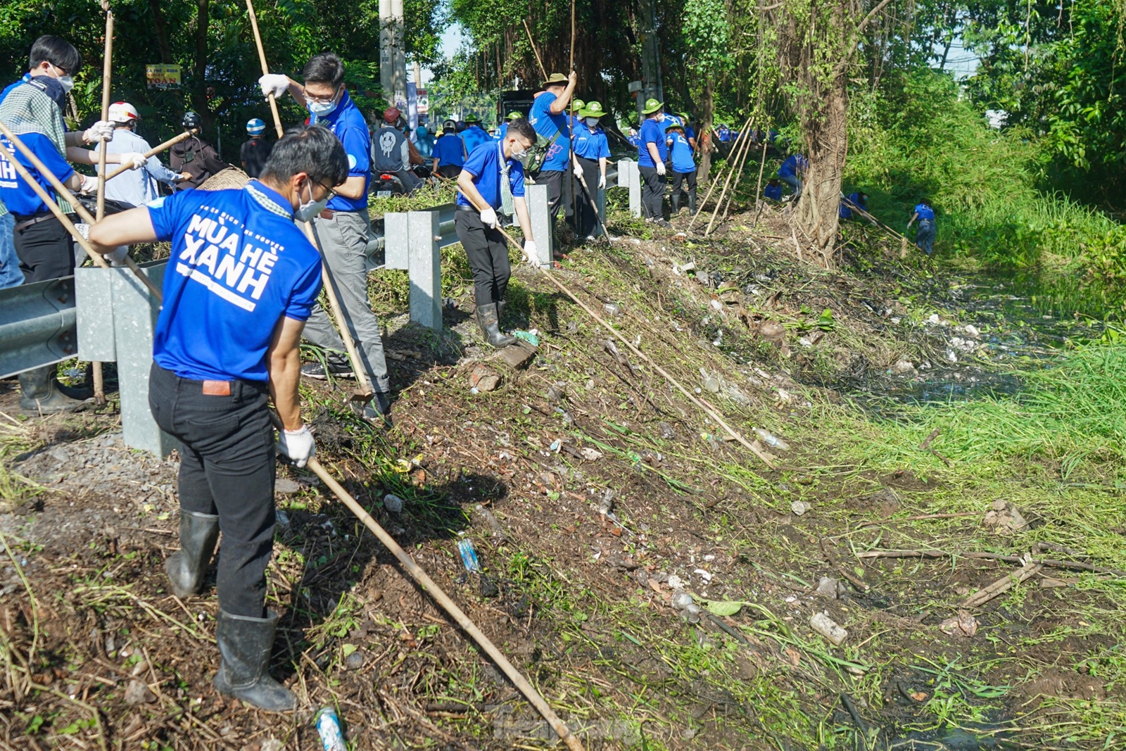 Du học sinh Malaysia cùng đoàn viên thanh niên TPHCM trồng cây, nạo vét kênh rạch