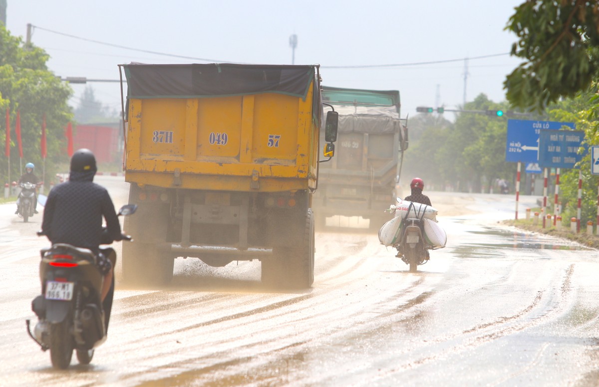 Đất đá từ xe tải rơi vãi khiến quốc lộ mưa nhầy nhụa, nắng bụi mù trời