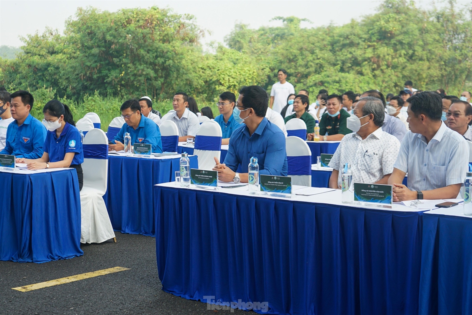 Du học sinh Malaysia cùng đoàn viên thanh niên TPHCM trồng cây, nạo vét kênh rạch