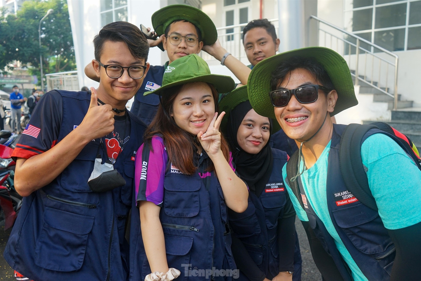 Du học sinh Malaysia cùng đoàn viên thanh niên TPHCM trồng cây, nạo vét kênh rạch