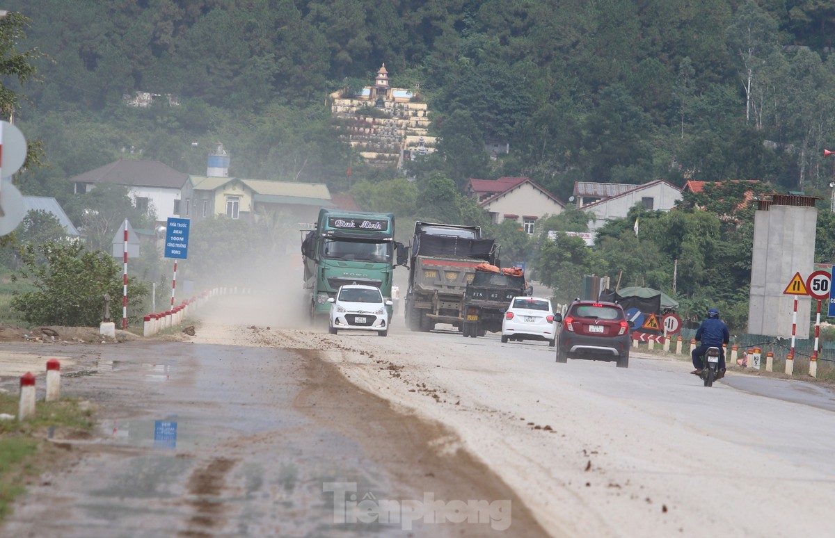 Đất đá từ xe tải rơi vãi khiến quốc lộ mưa nhầy nhụa, nắng bụi mù trời