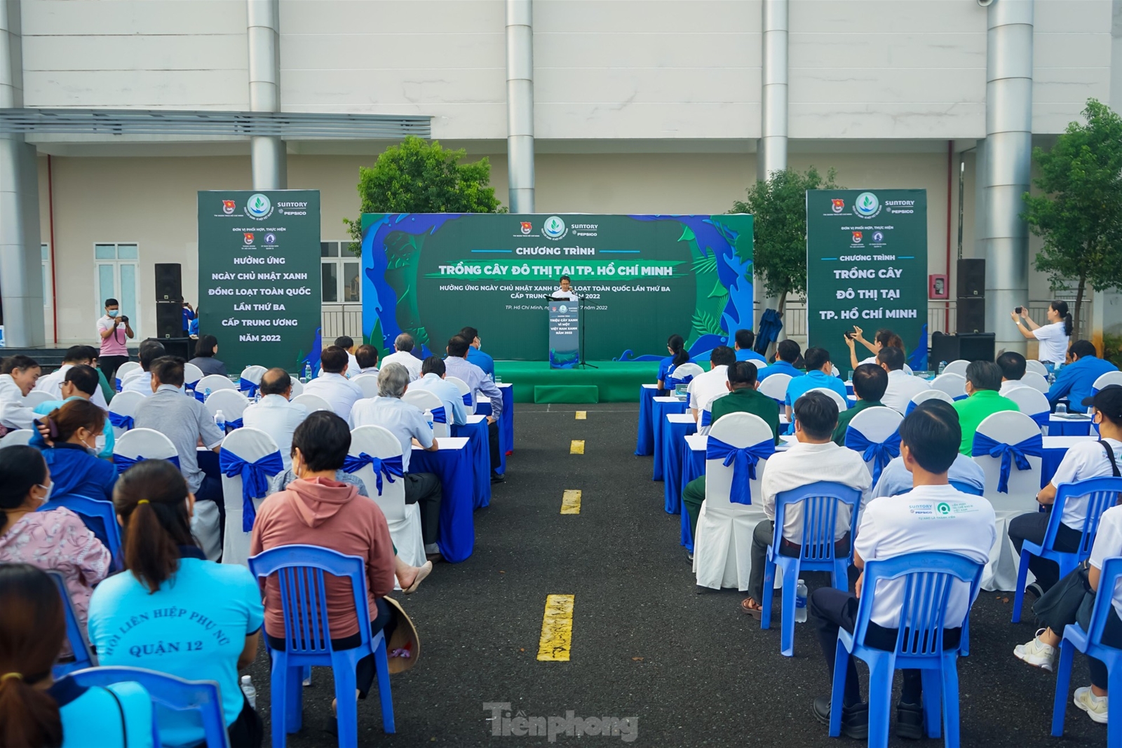 Du học sinh Malaysia cùng đoàn viên thanh niên TPHCM trồng cây, nạo vét kênh rạch