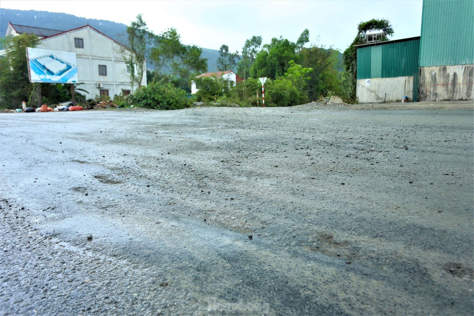 Đất đá từ xe tải rơi vãi khiến quốc lộ mưa nhầy nhụa, nắng bụi mù trời