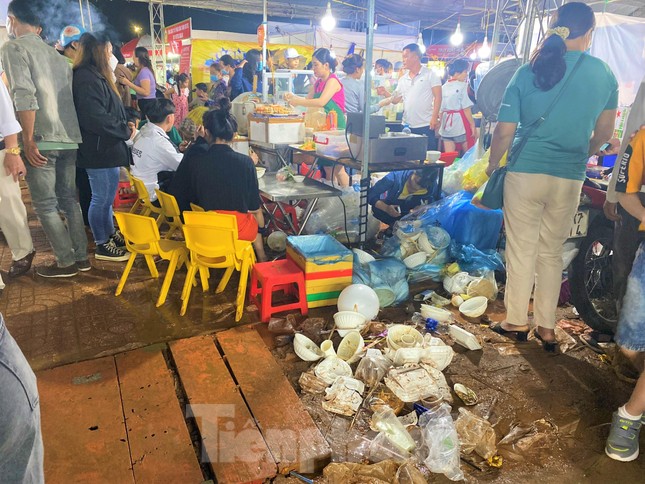 Tràn ngập rác ở khu ẩm thực lễ hội sầu riêng