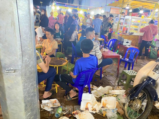 Tràn ngập rác ở khu ẩm thực lễ hội sầu riêng