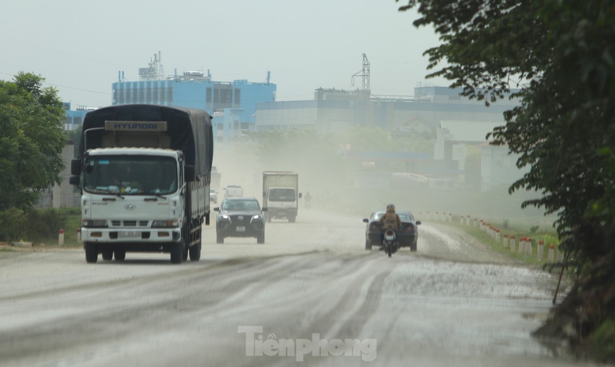 Đất đá từ xe tải rơi vãi khiến quốc lộ mưa nhầy nhụa, nắng bụi mù trời