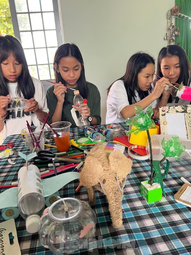 Bạn trẻ Đắk Lắk tái chế rác thải nhựa, bảo vệ môi trường