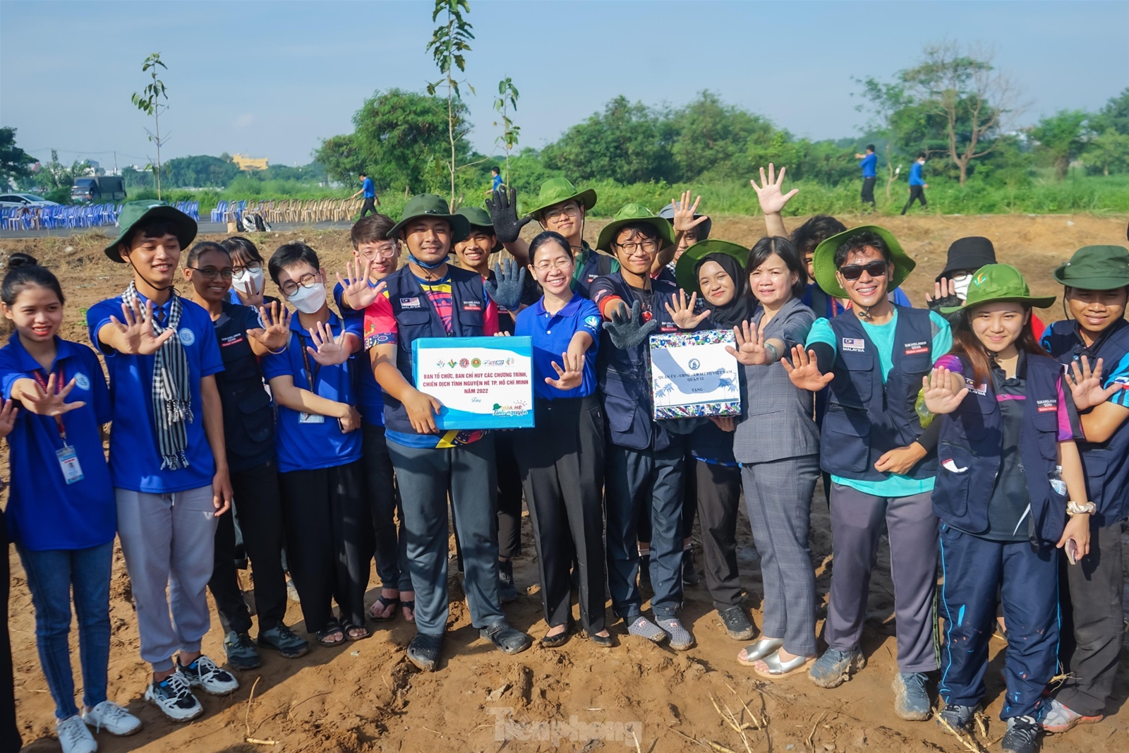 Du học sinh Malaysia cùng đoàn viên thanh niên TPHCM trồng cây, nạo vét kênh rạch