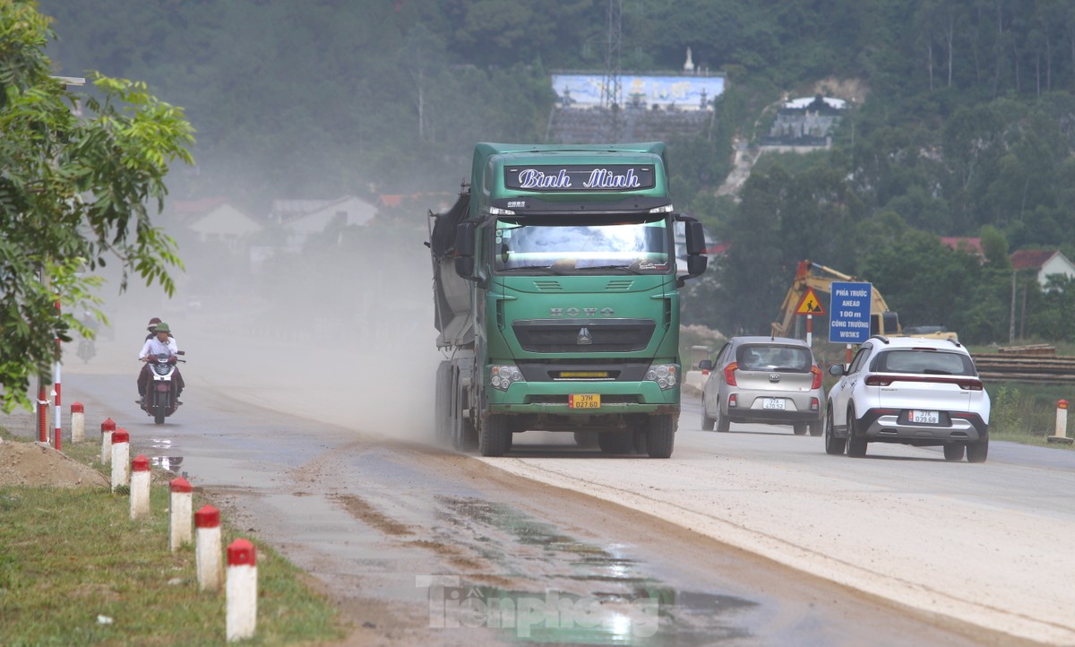 Đất đá từ xe tải rơi vãi khiến quốc lộ mưa nhầy nhụa, nắng bụi mù trời