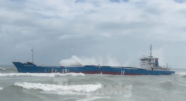 Hai phương án ứng phó nguy cơ tràn 8.000 lít dầu từ tàu gãy đôi