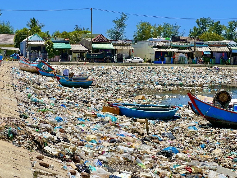 Hàng tấn rác thải chất đống ở đầm nước mặn Sa Huỳnh
