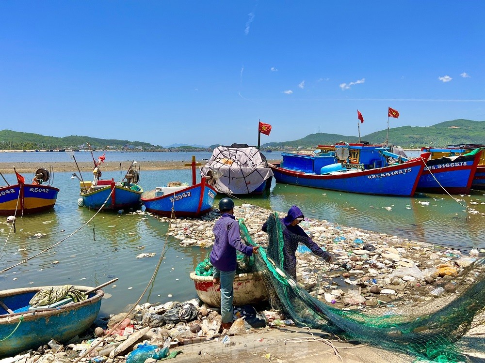 Hàng tấn rác thải chất đống ở đầm nước mặn Sa Huỳnh
