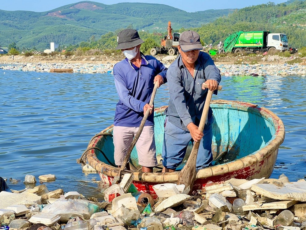 Dọn hơn 400 tấn rác thải ở Sa Huỳnh