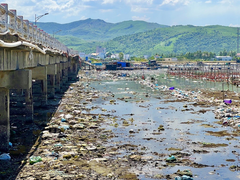 Hàng tấn rác thải chất đống ở đầm nước mặn Sa Huỳnh