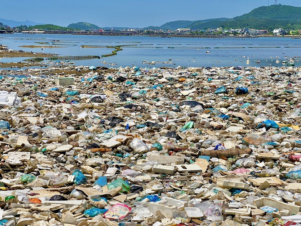 Hàng tấn rác thải chất đống ở đầm nước mặn Sa Huỳnh