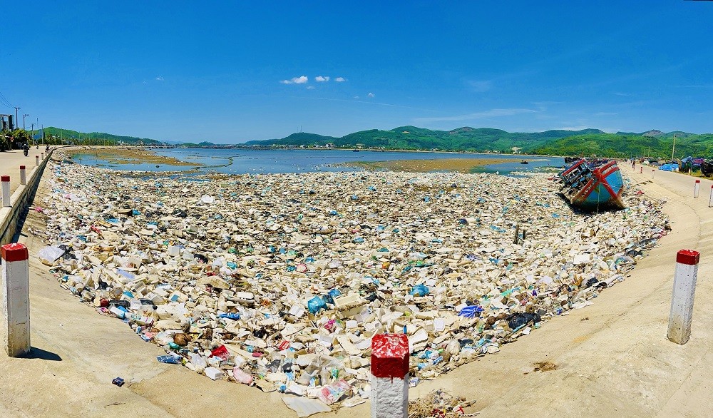 Hàng tấn rác thải chất đống ở đầm nước mặn Sa Huỳnh