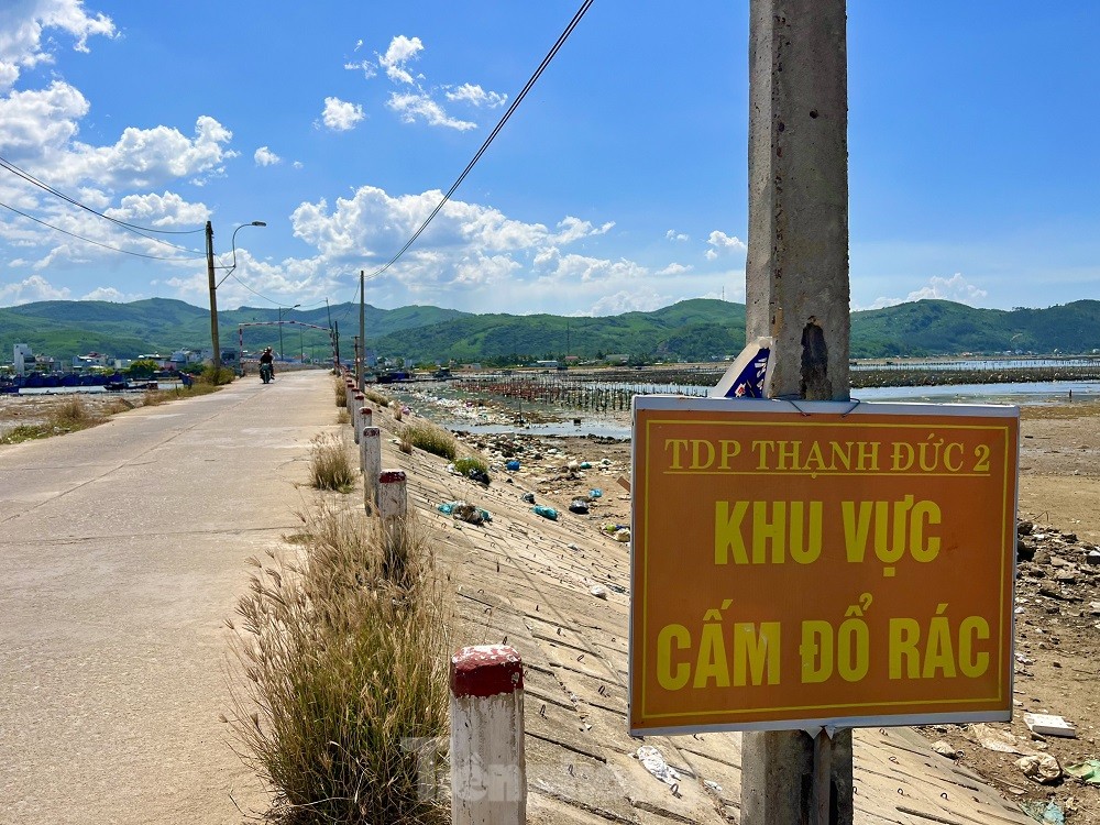 Hàng tấn rác thải chất đống ở đầm nước mặn Sa Huỳnh