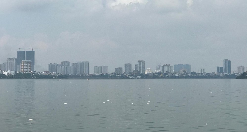 Cá chết hàng loạt nổi trắng mặt hồ Tây