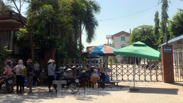 Người dân vây nhà máy sản xuất giấy vì gây ô nhiễm