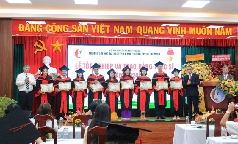 PGS.TS. Huỳnh Quyền trao bằng thạc sỹ năm 2024 cho 172 học viên chuyên ngành Tài nguyên và Môi trường