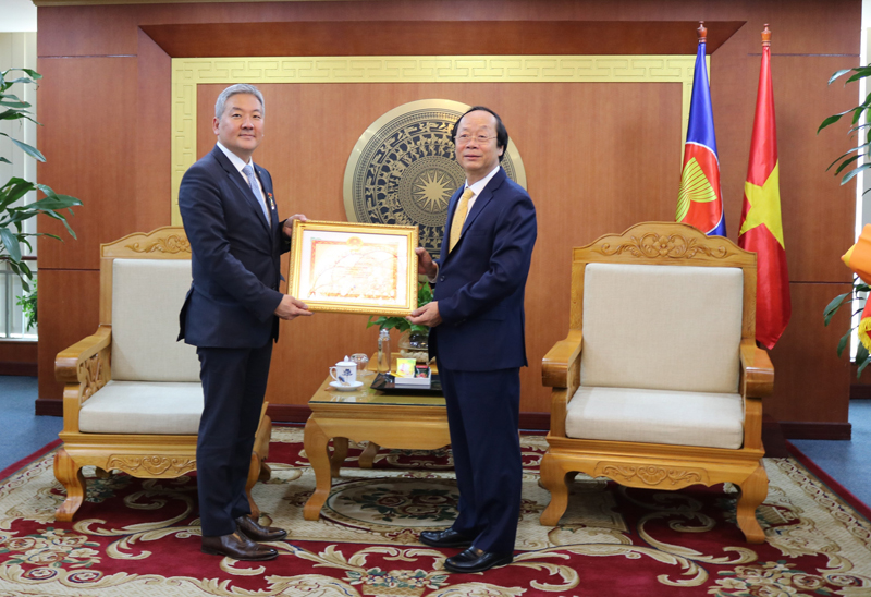 Giám đốc Khu vực Châu Á Thái Bình Dương (WEF) nhận Kỷ niệm chương vì sự nghiệp TN&MT