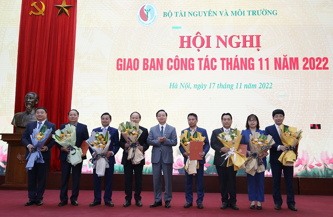 Công bố, trao Quyết định bổ nhiệm lại Thứ trưởng Bộ TN&MT; Quyết định điều động, bổ nhiệm lãnh đạo một số đơn vị trực thuộc Bộ