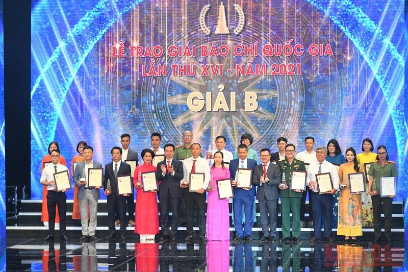 Thủ tướng dự lễ trao giải thưởng cao quý nhất của giới báo chí cả nước