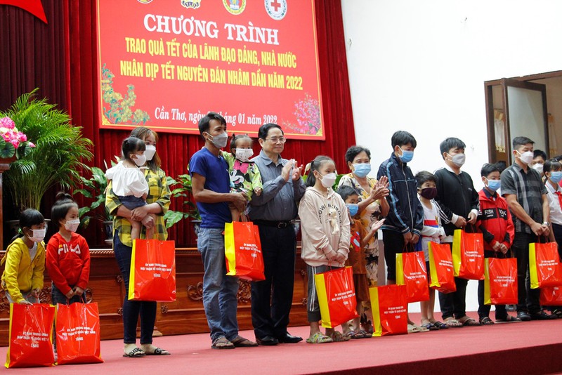 Thủ tướng thăm hỏi, tặng quà Tết cho người dân ở Cần Thơ