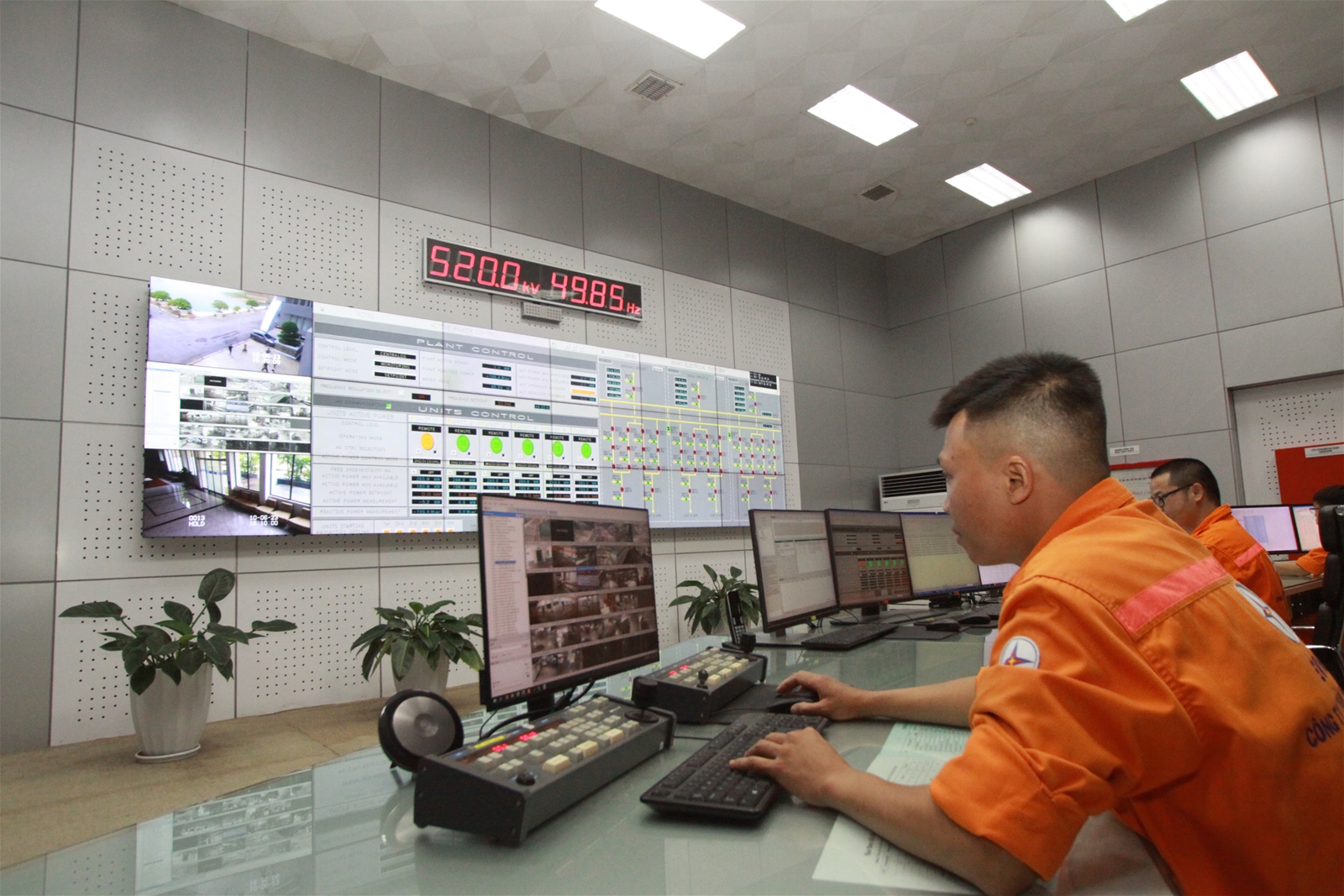 Lần đầu tiên nhà máy thủy điện Sơn La phải vận hành đến mực nước chết