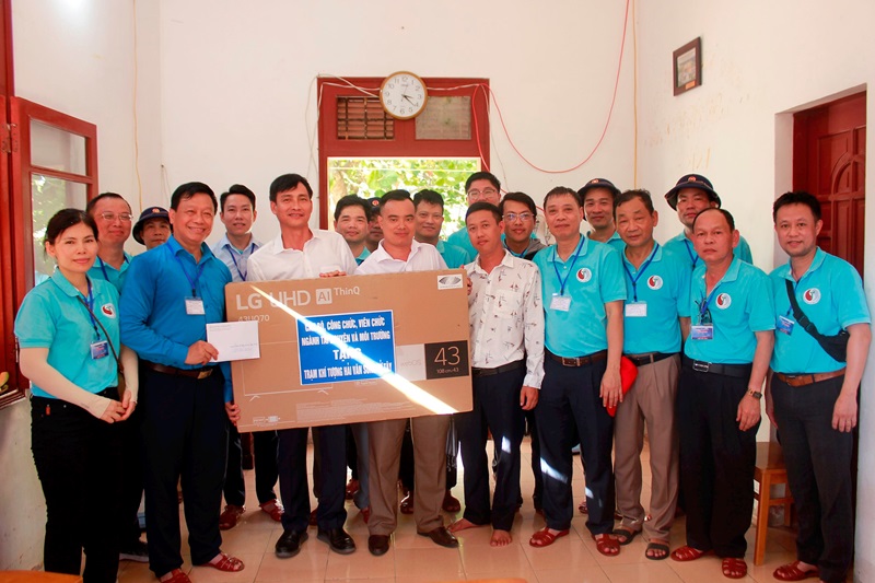 Bộ Tài nguyên và Môi trường: Thăm và động viên cán bộ 2 Trạm Khí tượng Hải văn ở Trường Sa