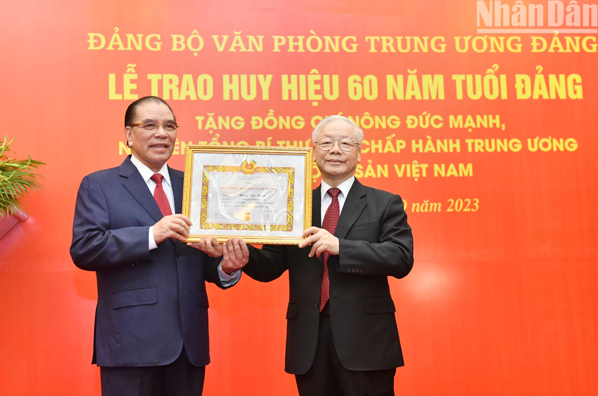 Trao Huy hiệu 60 năm tuổi Đảng tặng nguyên Tổng Bí thư Nông Đức Mạnh