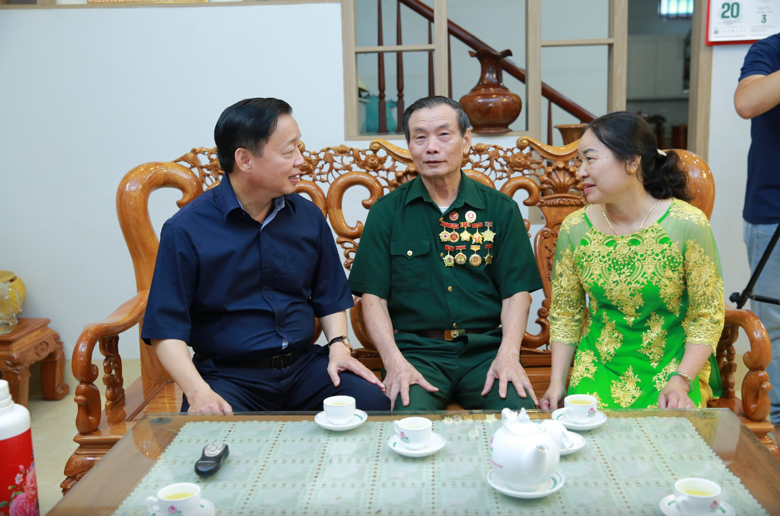 Phó Thủ tướng Trần Hồng Hà thăm, tặng quà các thương binh tại TP. Điện Biên Phủ