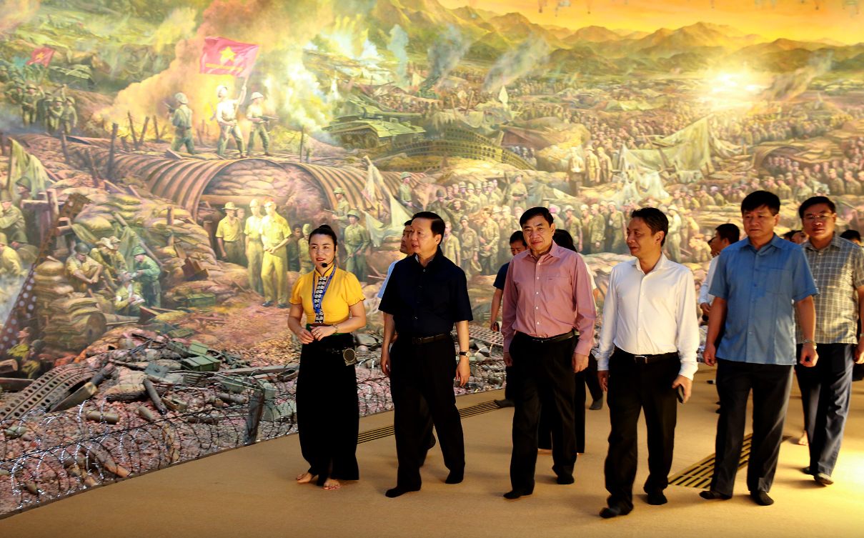 Phó Thủ tướng Trần Hồng Hà thăm, tặng quà các thương binh tại TP. Điện Biên Phủ