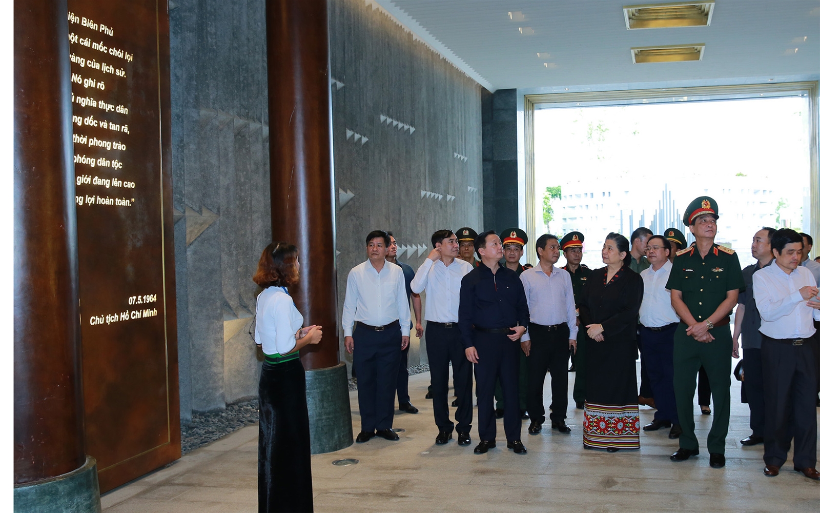 Phó Thủ tướng Trần Hồng Hà dâng hương tưởng niệm các Anh hùng liệt sĩ tại chiến trường Điện Biên Phủ