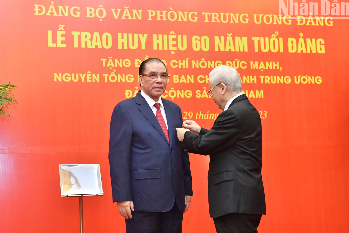 Trao Huy hiệu 60 năm tuổi Đảng tặng nguyên Tổng Bí thư Nông Đức Mạnh