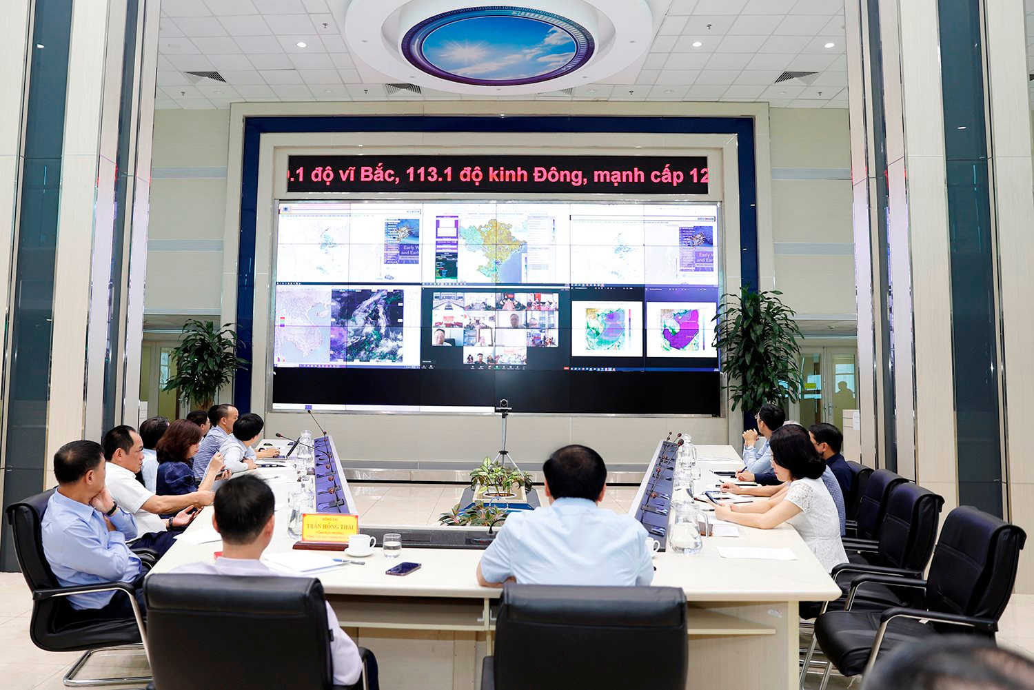 Thứ trưởng Bộ TN&MT Lê Công Thành chủ trì cuộc họp về dự báo Bão số 1