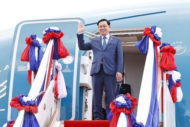 Chủ tịch Quốc hội thăm chính thức nước Cộng hòa Dân chủ Nhân dân Lào