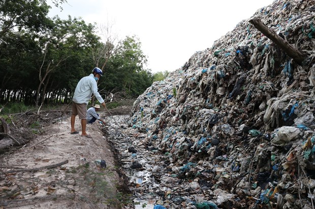 Tây Ninh: Bãi rác quá tải, bốc mùi hôi thối, gây ô nhiễm môi trường