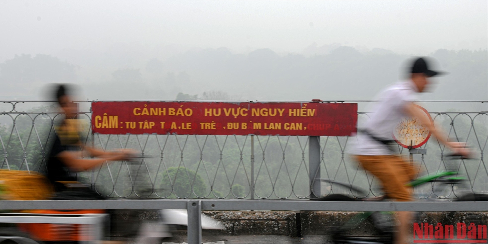 Sương mù bao trùm Hà Nội, mức độ ô nhiễm không khí cao