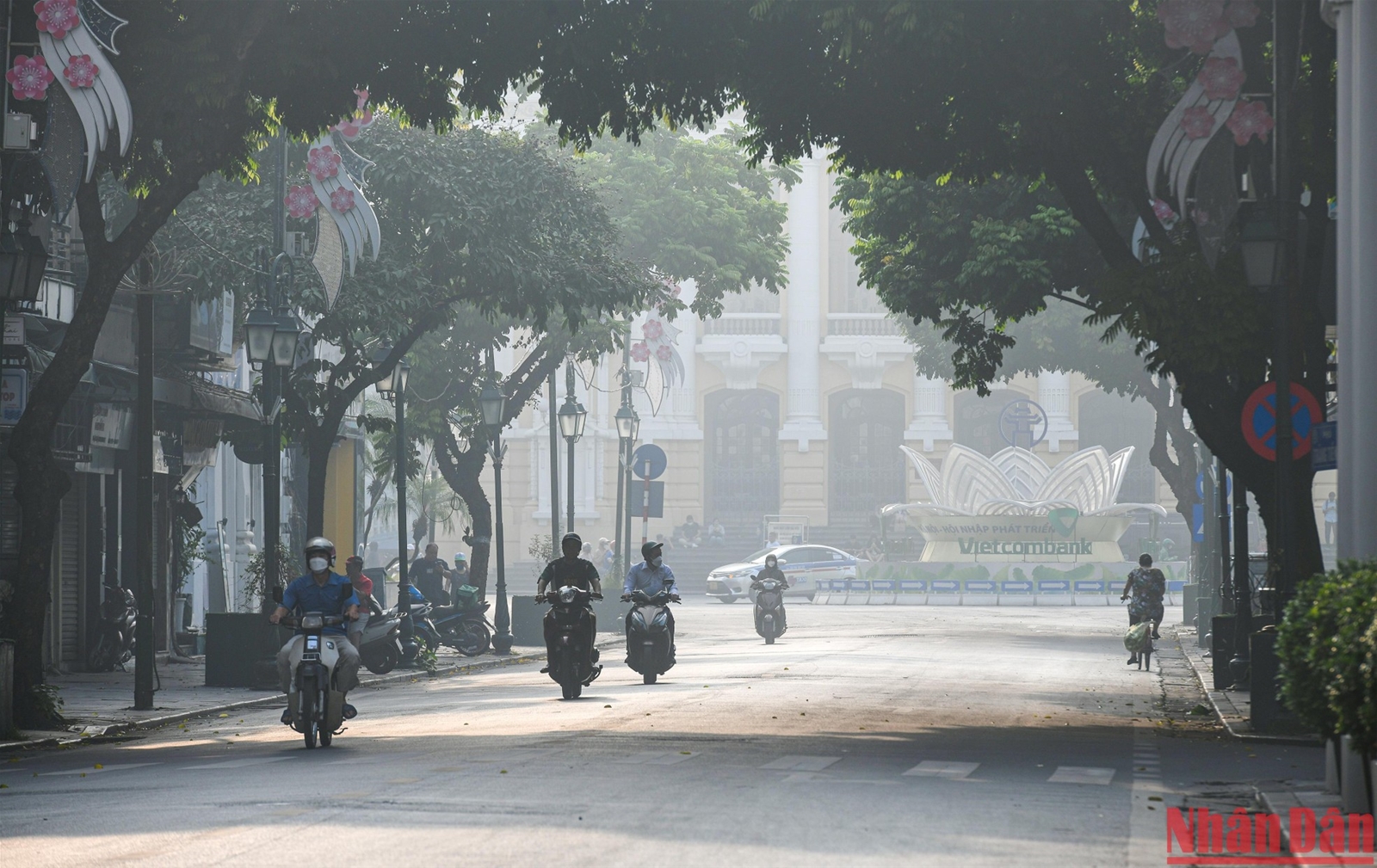 Sương mù bao trùm Hà Nội, mức độ ô nhiễm không khí cao