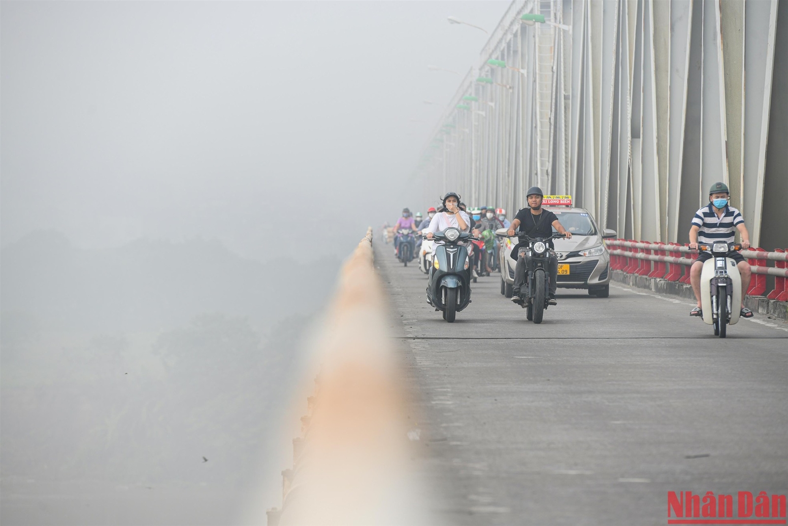 Sương mù bao trùm Hà Nội, mức độ ô nhiễm không khí cao