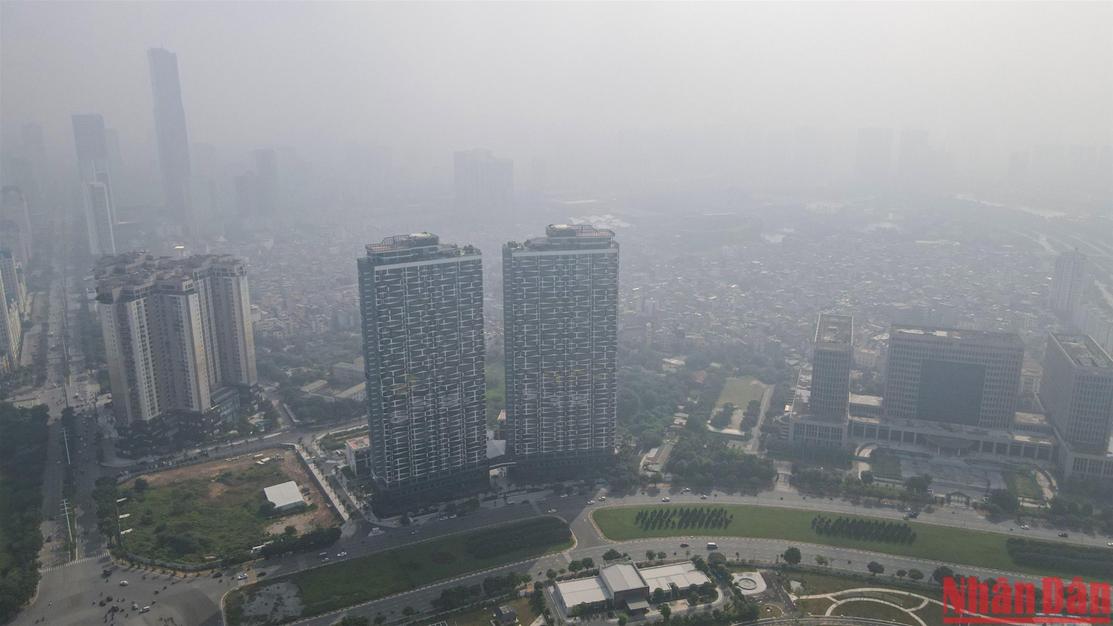 Sương mù bao trùm Hà Nội, mức độ ô nhiễm không khí cao