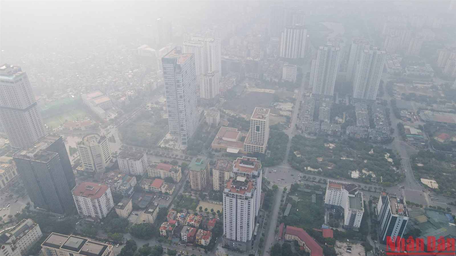 Sương mù bao trùm Hà Nội, mức độ ô nhiễm không khí cao