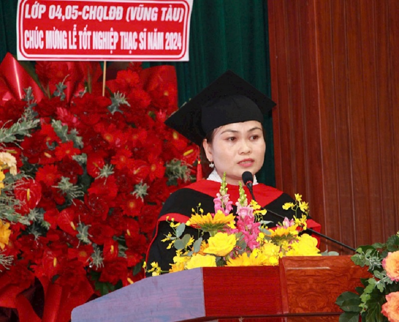PGS.TS. Huỳnh Quyền trao bằng thạc sỹ năm 2024 cho 172 học viên chuyên ngành Tài nguyên và Môi trường