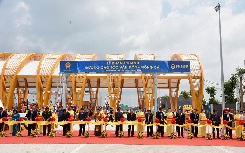 Thủ tướng Phạm Minh Chính dự lễ thông xe tuyến cao tốc Vân Đồn-Móng Cái