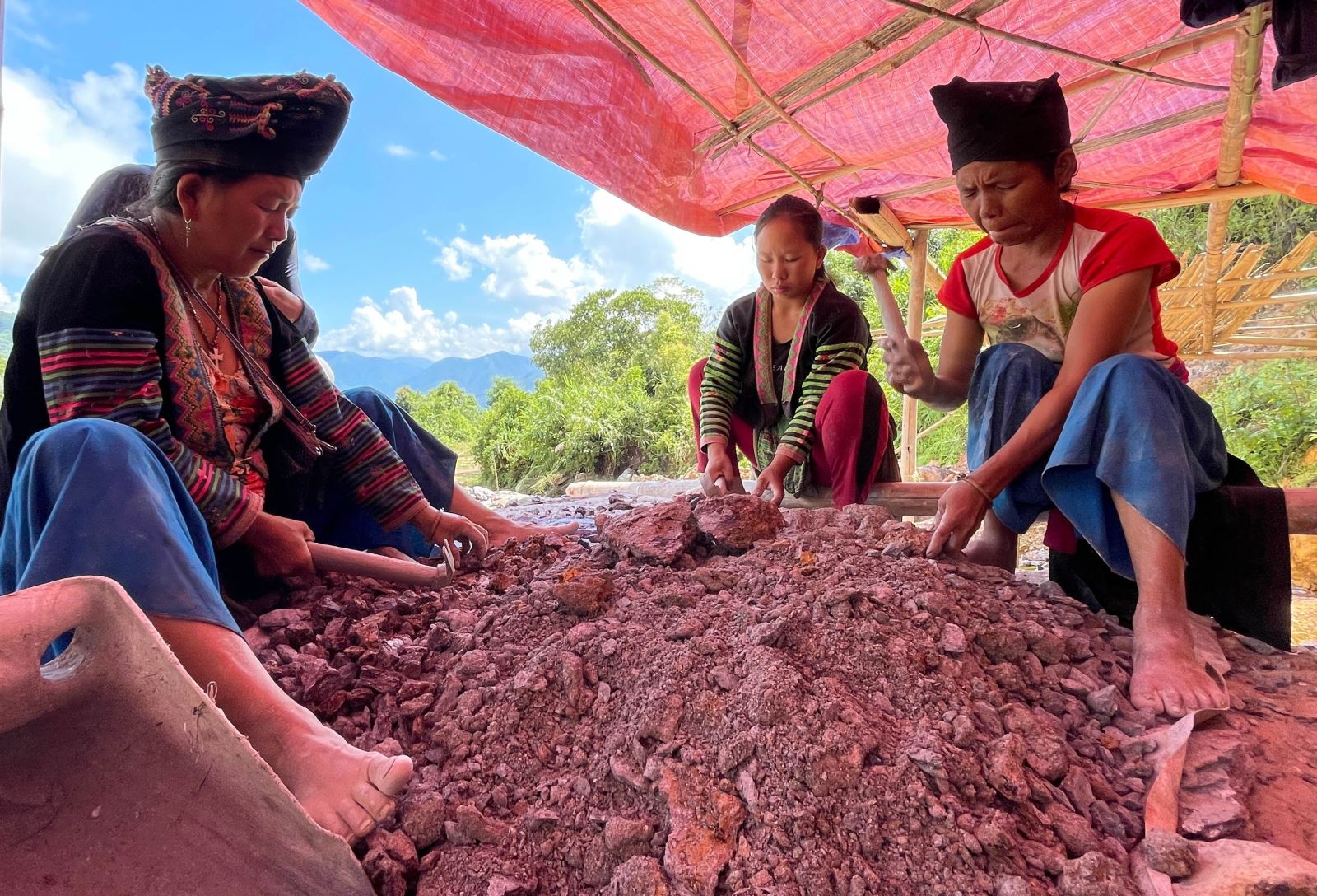'Vàng tặc' tàn phá rừng phòng hộ ở Lai Châu